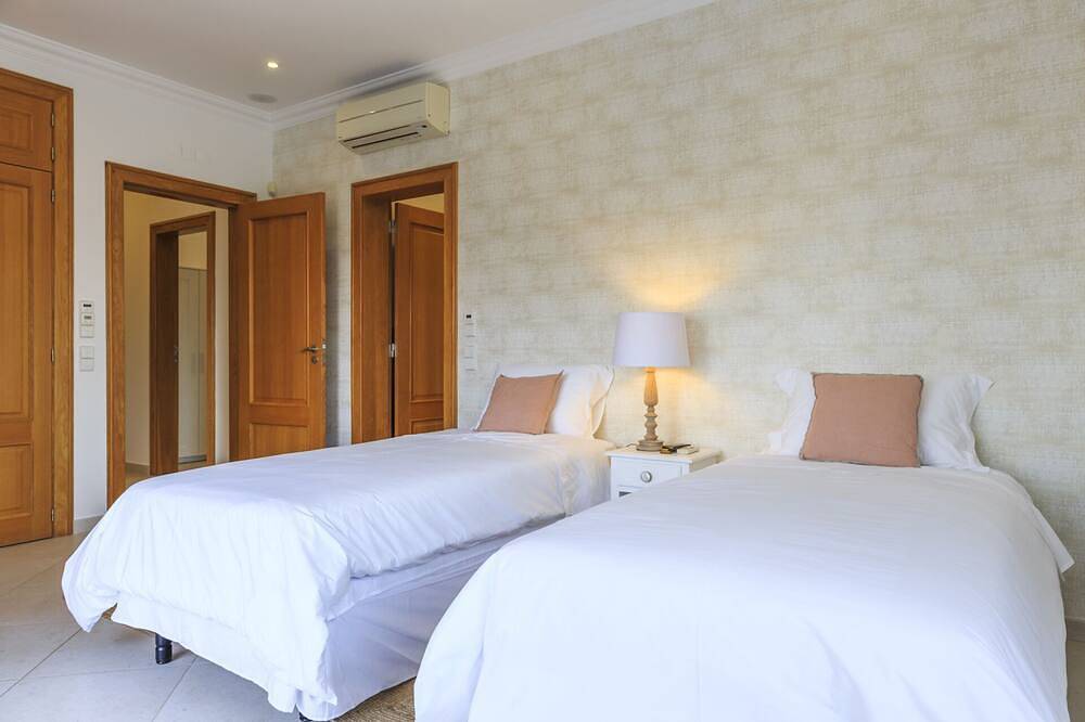 5 Star Villa Cyclamen – Luxury Pools & Spa in Quinta do Lago, Almancil