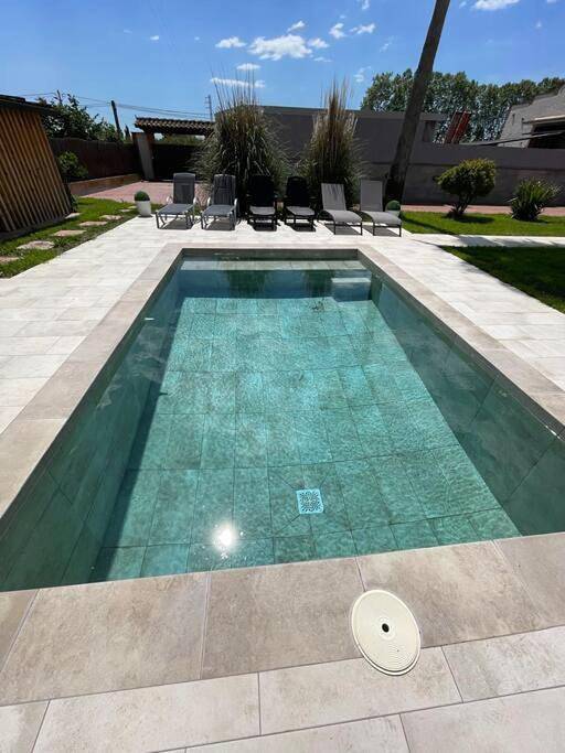 Chalet para 16 personas, con terraza además de vistas y piscina, Se admiten mascotas en Valles Oriental