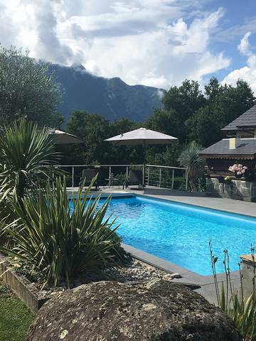 Gîte pour 4 personnes, avec piscine ainsi que jardin et terrasse à Viviers-du-Lac