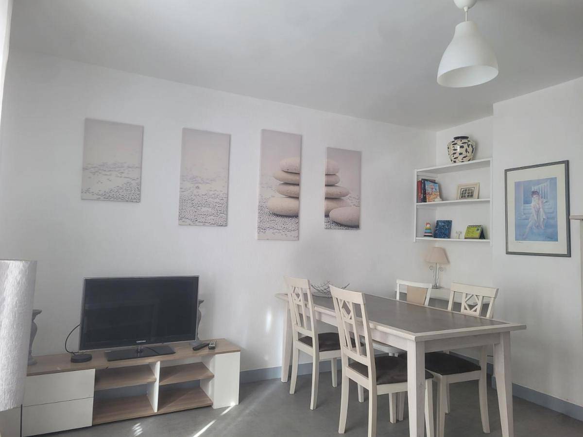 Appartement entier, Two-Bedroom Apartment in Dompierre-sur-Besbre, Allier
