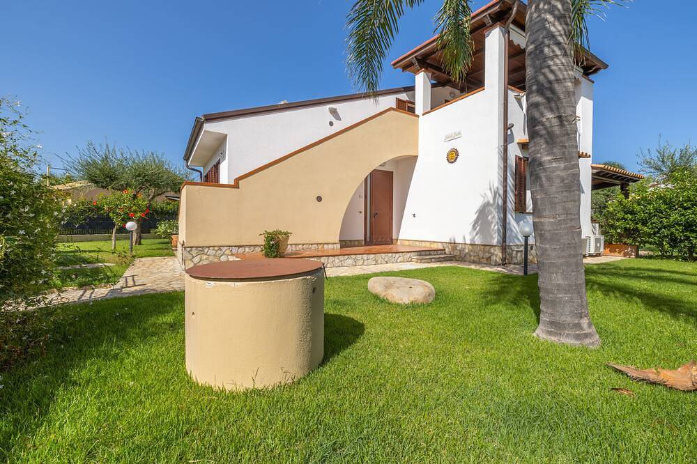 Villecefalu. English lawn. 2 kitchens, 3 bedrooms, 3 bathrooms, veranda in Piana Calzata, Palermo Province