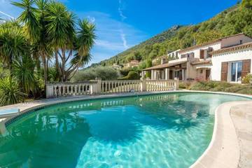 Gîte pour 8 personnes, avec jardin et piscine à Gattières