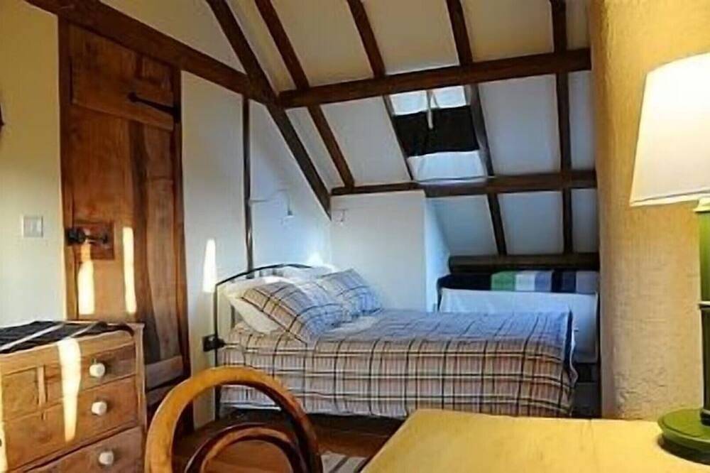 Beautiful hand crafted cottage 5 minutes from sandy beach and rugged coastline! in Mawgan Porth, Cornwall