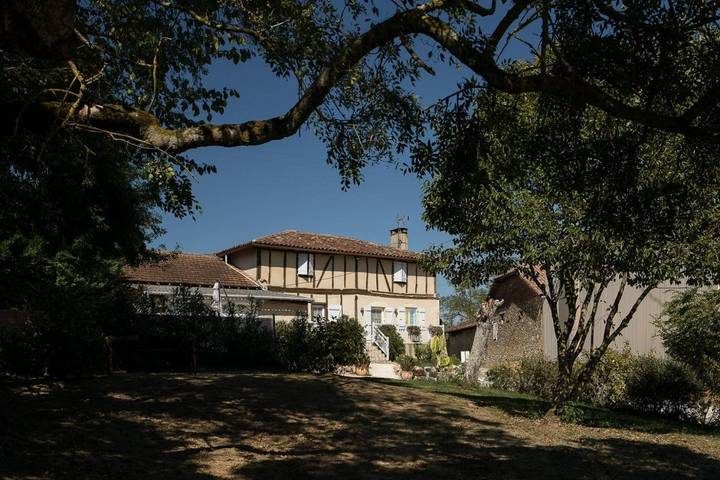 Location de vacances pour 8 personnes, avec Balcon et Terrasse ainsi que Piscine et Vue à Courrensan