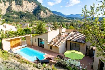 Gîte pour 10 personnes, avec piscine ainsi que jardin et terrasse, animaux acceptés à Châtillon-en-Diois