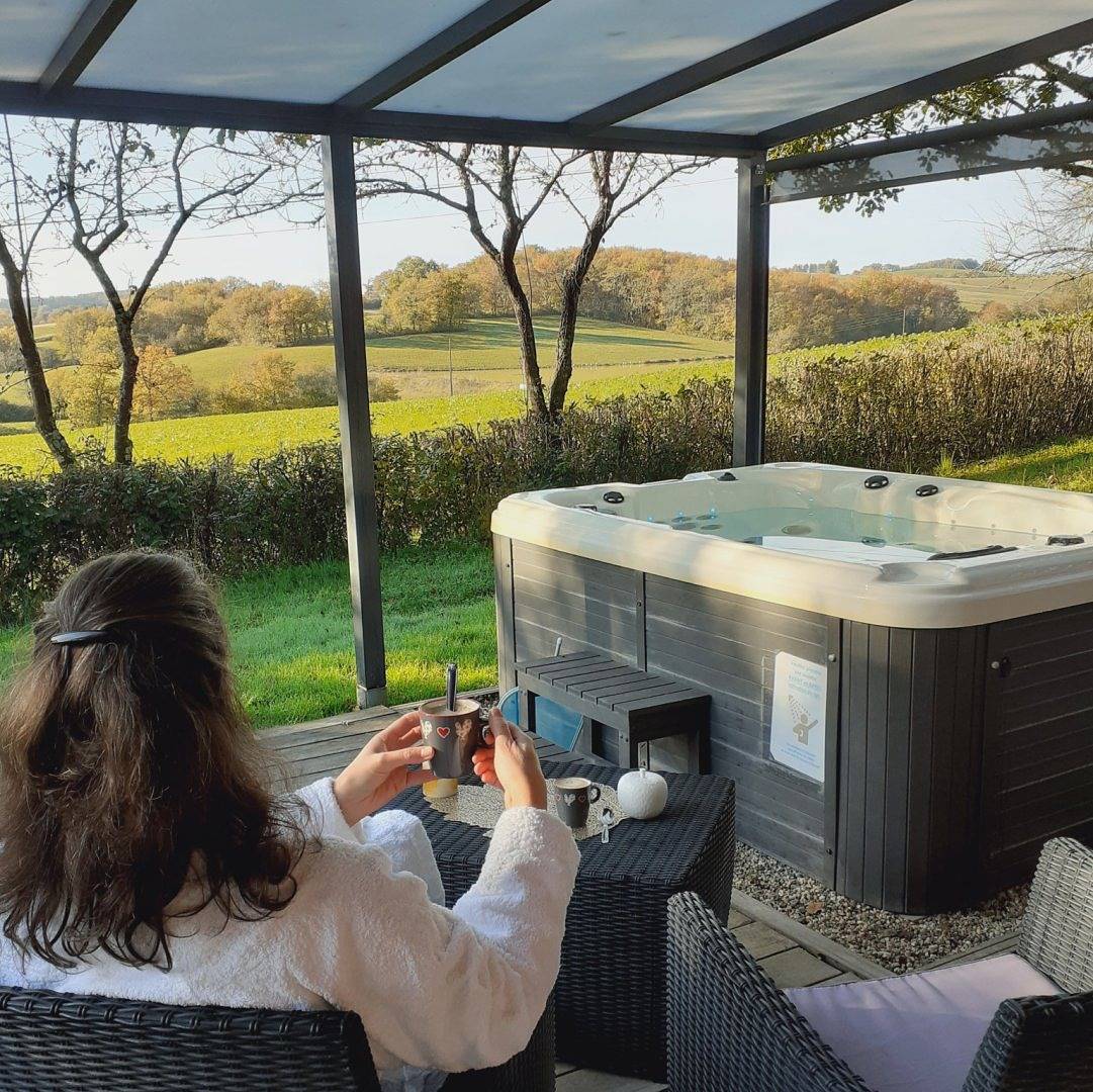 Chalet Cèdre - Piscine - Spa Jacuzzi privé : 32° à 36 ° en été in Peyrusse-Grande, Gers