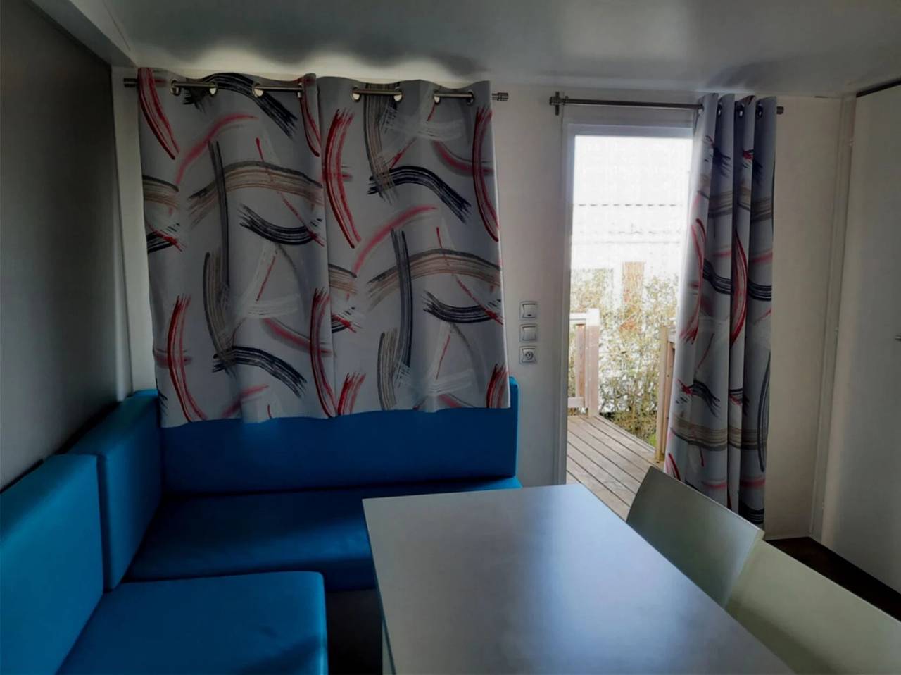 Zecamping 3 étoiles familial piscine chauffée locatif Tv Bbq 29m2 in Argentonnay, Deux-Sèvres