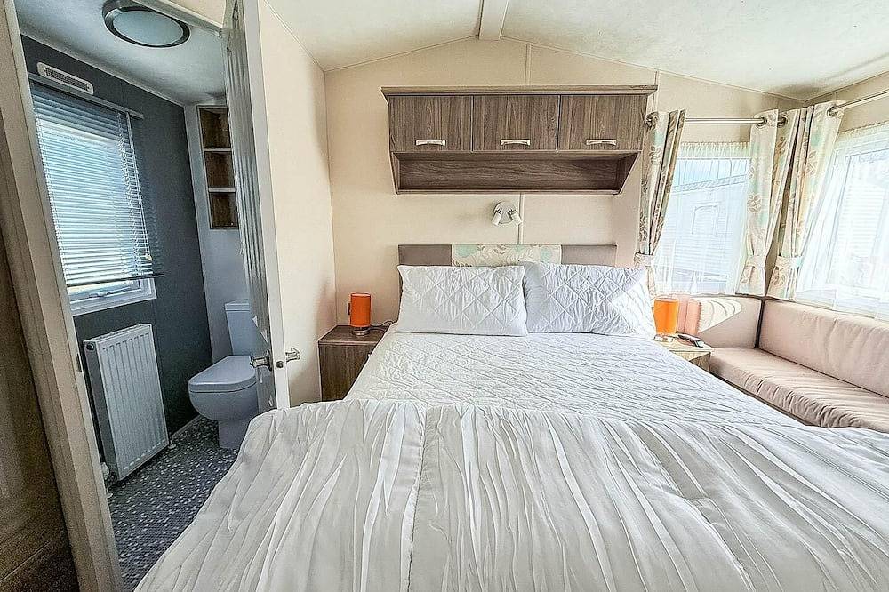 Homely caravan with decking at Manor Park, Hunstanton in Hunstanton, Norfolk Coast
