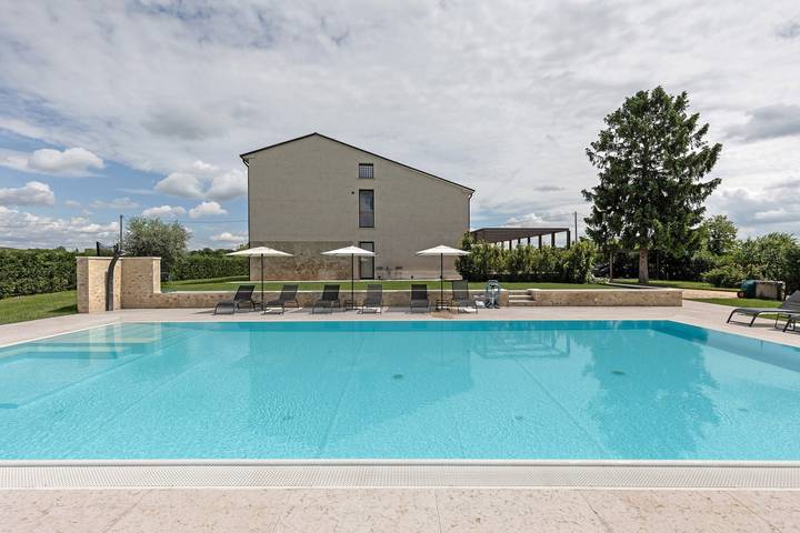 Habitación 'Agr Casa Pezzo Doppia Piano Terra' con piscina compartida, Wi-Fi y aire acondicionado. in Castelnuovo del Garda, Montañas Garda