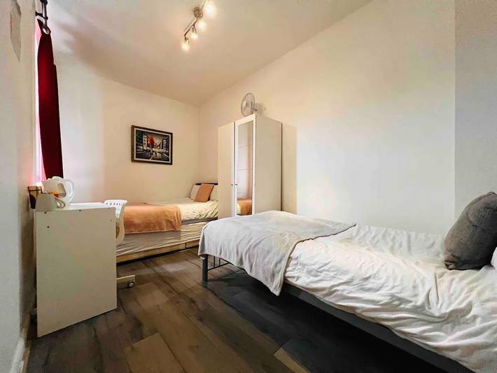 Vacation apartment for 7 people, with pets in Camden