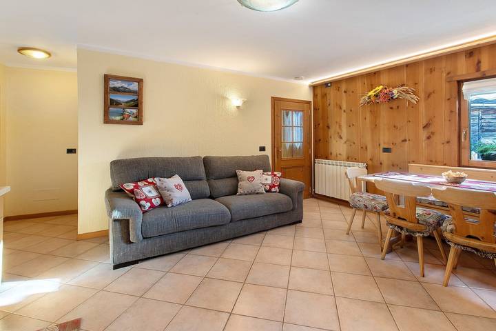 Entire apartment, Apartment 'Chalet Di Mont' with Private Terrace, Balcony and Wi-Fi in Plazzola, Valfurva