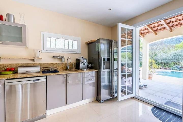 Location de vacances pour 10 personnes, avec vue ainsi que piscine et jardin à Rougiers - 3