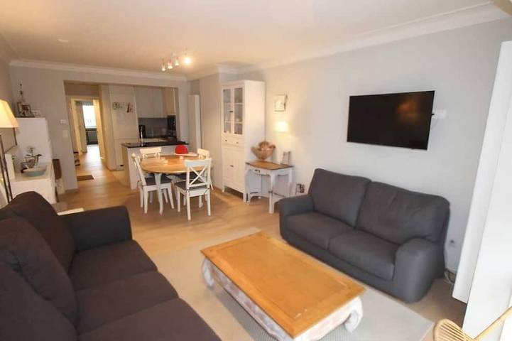 Entire apartment, Apartment with a side view of the ocean. 1 minute to the beach, 4 minutes to the sailing club in Duinbergen, Knokke-Heist
