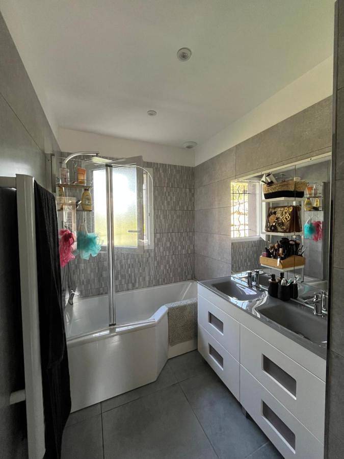 Location de vacances pour 6 personnes, avec jardin et terrasse ainsi que vue et piscine, animaux acceptés à Montréal (Rhône-Alpes) - 4