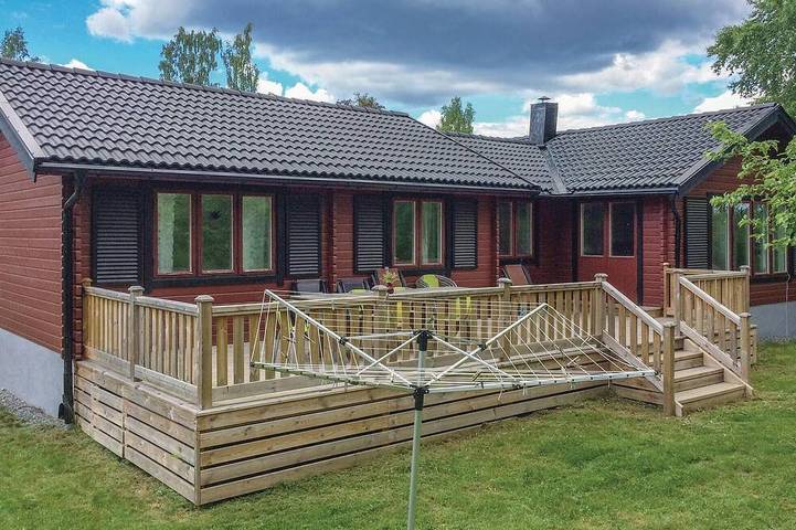 Ferienhaus für 10 Personen, mit Sauna und Terrasse in Flen