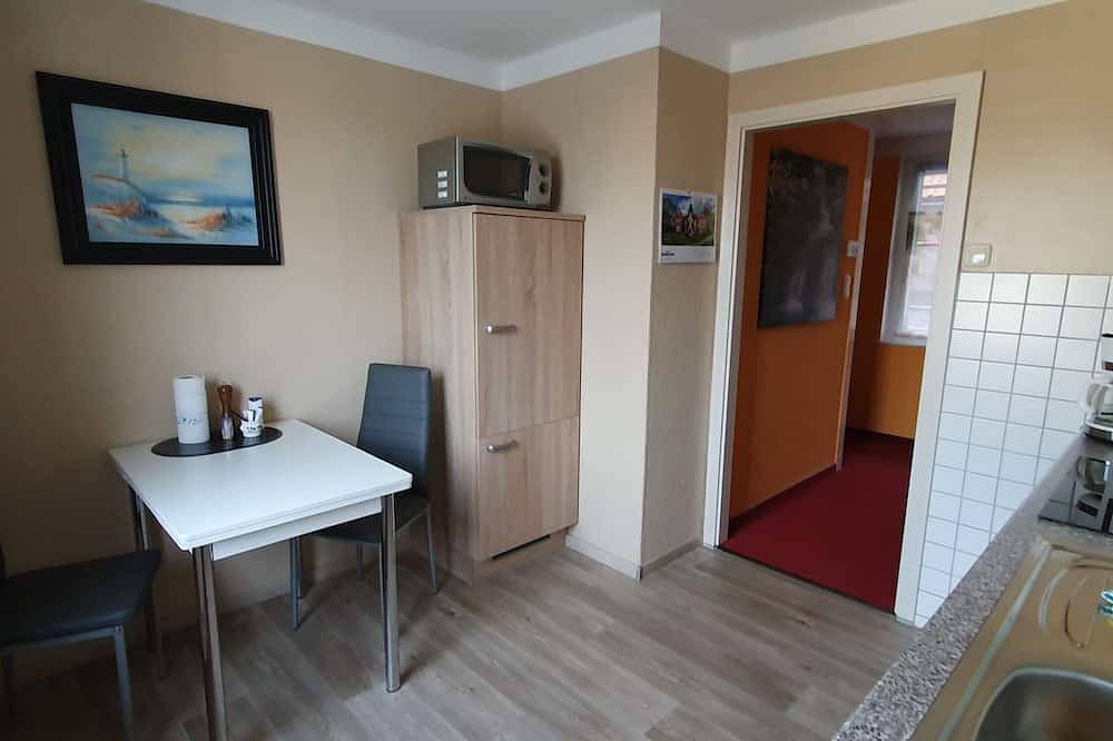 Ganze Wohnung, Gemütliche Ferienwohnung zentral gelegen mit separatem Eingang und Parkplatz. in Jever, Metropolregion Bremen-Oldenburg