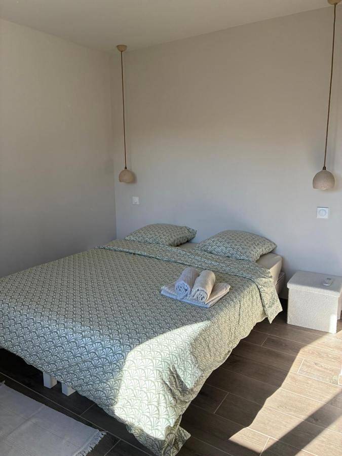 Location de vacances pour 6 personnes, avec vue et jardin ainsi que piscine et bassin pour enfant dans Les Paluds de Noves - 2