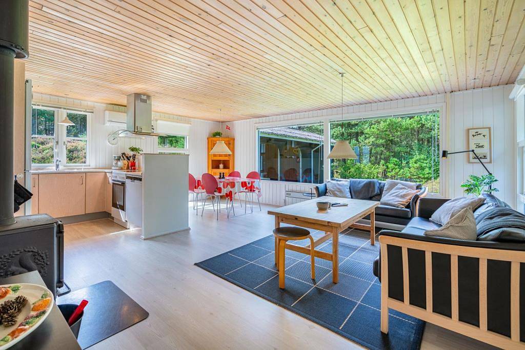 Gepflegtes, helles und freundliches Ferienhaus gelegen auf einem prachtvollen und geschützten Naturgrund. in Henne, Filsø See