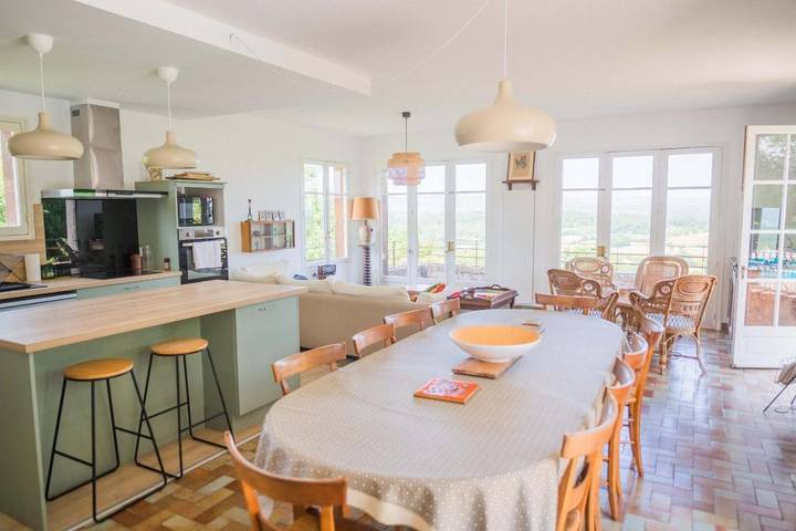 Location de vacances pour 12 personnes, avec terrasse ainsi que piscine et jardin à Collonges-la-Rouge - 2