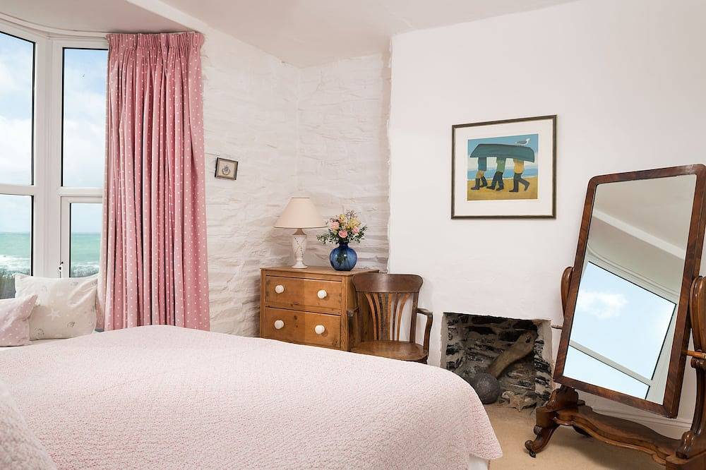 Fantastic Family Beach House, superb sea views & a stone's throw from the beach! in Trevone, Cornwall