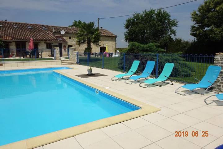 Location de vacances pour 4 personnes, avec piscine ainsi que vue et jardin à Sauzé-Vaussais