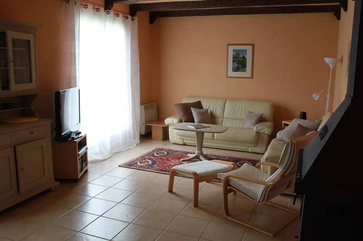 Gîte pour 4 personnes, avec terrasse ainsi que jardin et piscine à Dennevy - 2