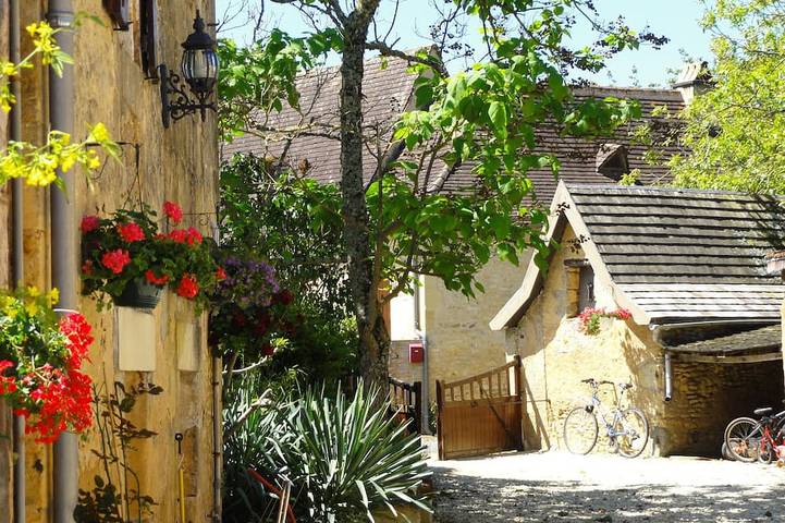 Charming 2-bedroom cottage within a pretty sandstone courtyard with large pool in Saint-Cyprien (Aquitaine), Périgord Noir