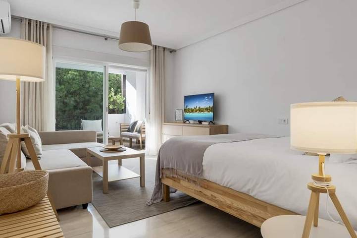 Apartamento de vacaciones para 2 personas, con jardín además de piscina y balcón en Marbella