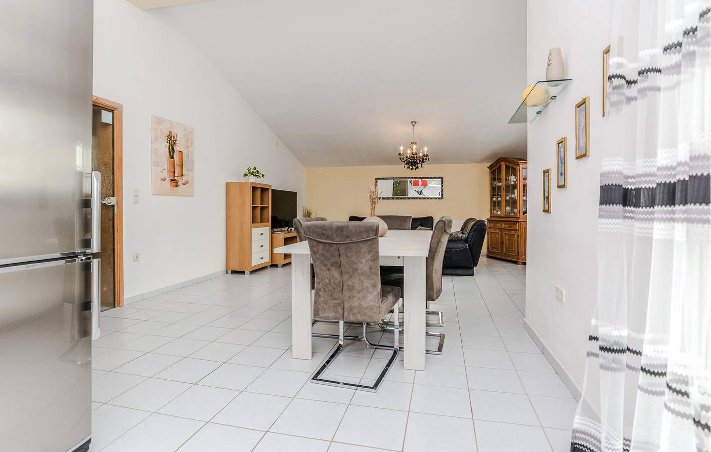 Ganze Ferienwohnung, Schickes 120 m² großes Apartment mit Terrasse, Küche und nur 900 m vom Strand entfernt in Vir