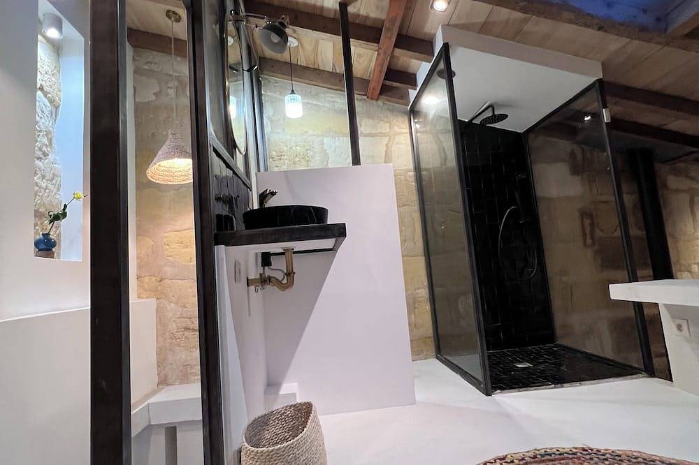 Architect designed house, fast wifi, unique village location 10 mins to Bordeaux in Lormont, Bordeaux region