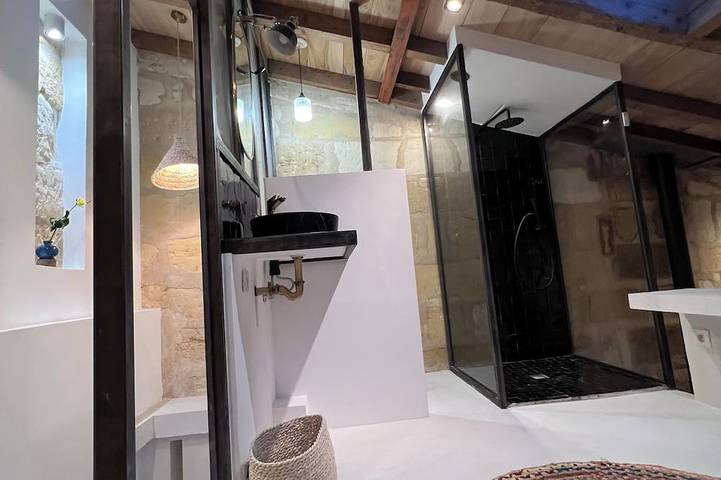 Architect designed house, fast wifi, unique village location 10 mins to Bordeaux in Lormont, Bordeaux und Umgebung
