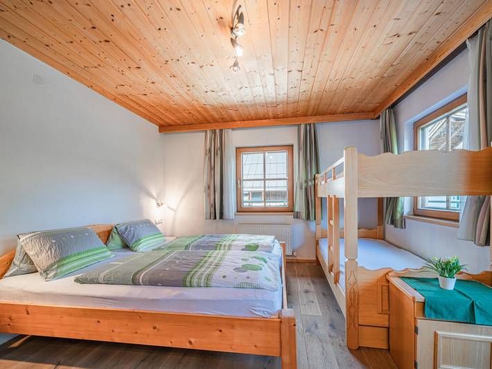 Ferienwohnung für 12 Personen, mit Balkon und Terrasse sowie Garten und Pool in Neukirchen am Großvenediger - 2