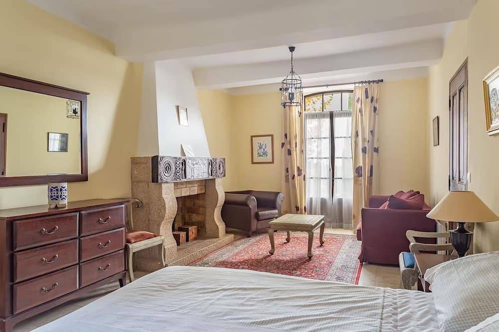Exceptional Provençal Bastide with private pool and garden in medieval town in Seillans, Region de Draguignan