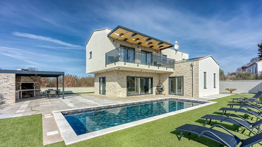 Ferienhaus für 8 Personen, mit Pool und Garten sowie Balkon