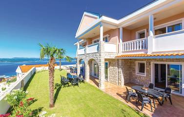 Ferienhaus für 19 Personen, mit Garten und Ausblick in Crikvenica