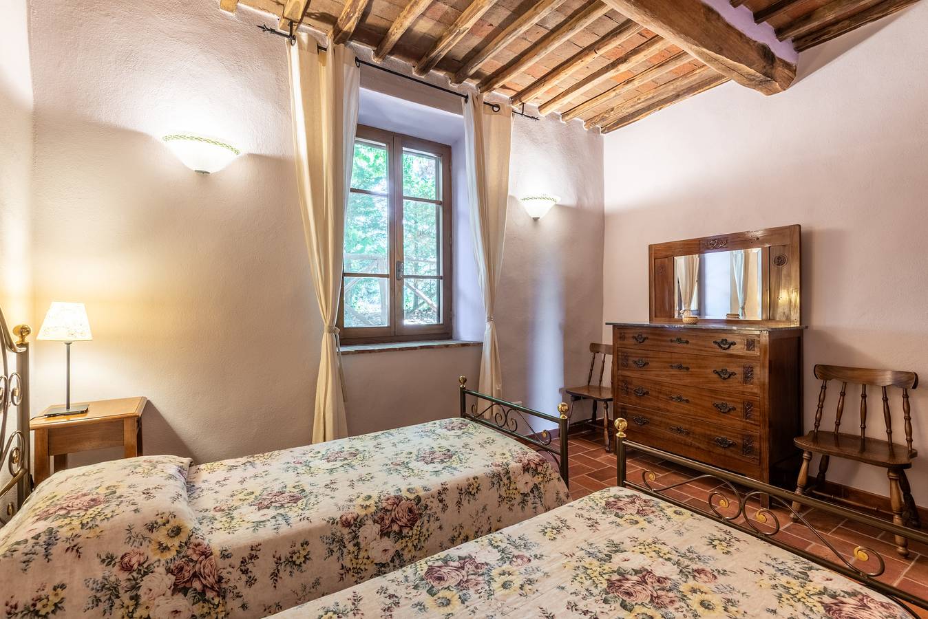 Kamer 'Podere Marroneto - Camera 1' met Uitzicht op de Bergen, Gedeeld Zwembad en Wifi in Monticiano, Provincie Siena