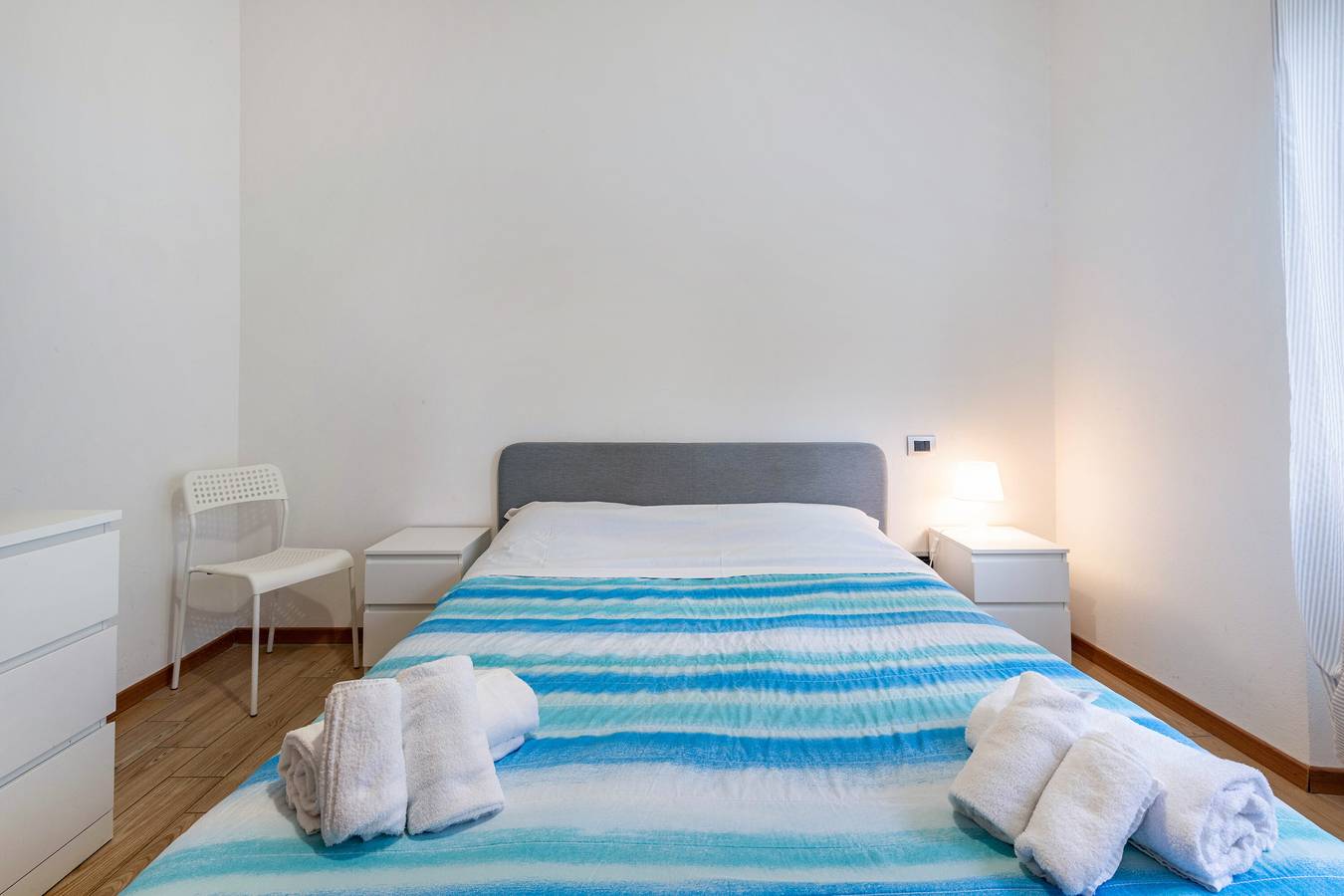 Entire studio, 'Civico22 - Camera 2' with Balcony, Wi-Fi and Air Conditioning in Peschiera del Garda, Garda Mountains
