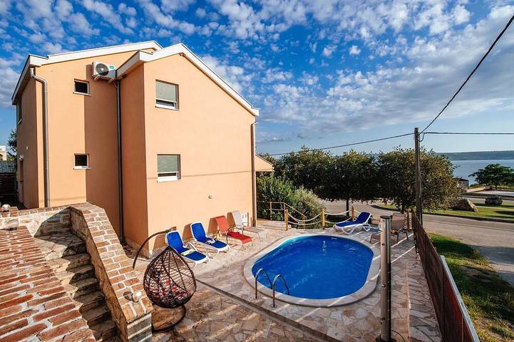 Ferienhaus für 10 Personen, mit Pool und Garten sowie Balkon, mit Haustier in Jasenice