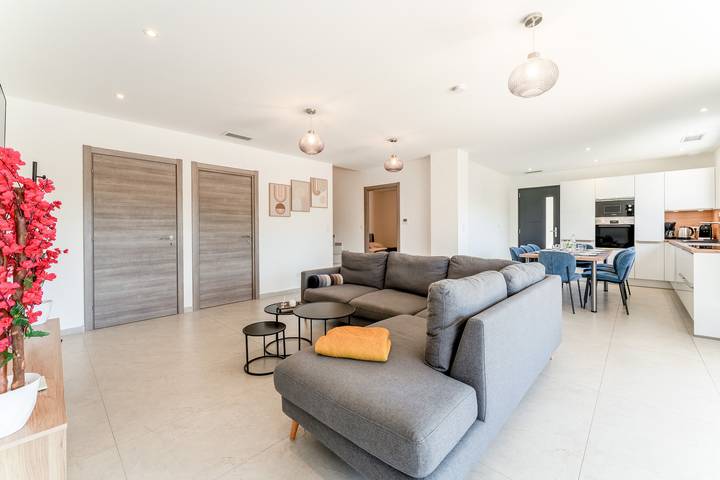 Fully Equipped Villa with Heated Pool, Wi-Fi, and Air Conditioning in Beaucaire, Nimes region