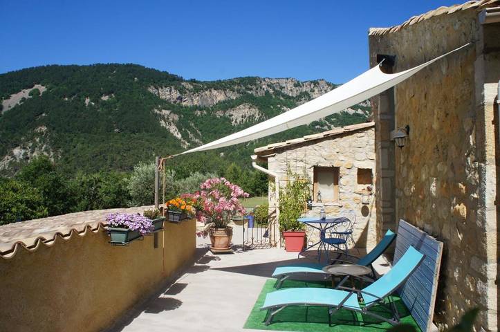 Cottage pour 2 personnes, avec vue et terrasse ainsi que piscine et jardin à Châteauneuf-de-Bordette