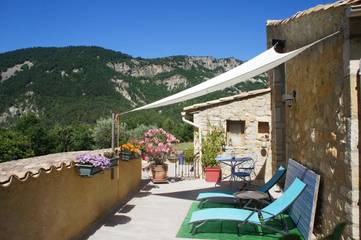 Chambre d’hôte pour 2 personnes, avec vue et terrasse ainsi que piscine et jardin à Châteauneuf-de-Bordette