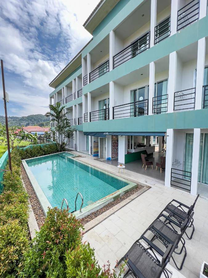 Hotel for 2 personer, med udsigt og pool såvel som have og børnepool i Kata Beach