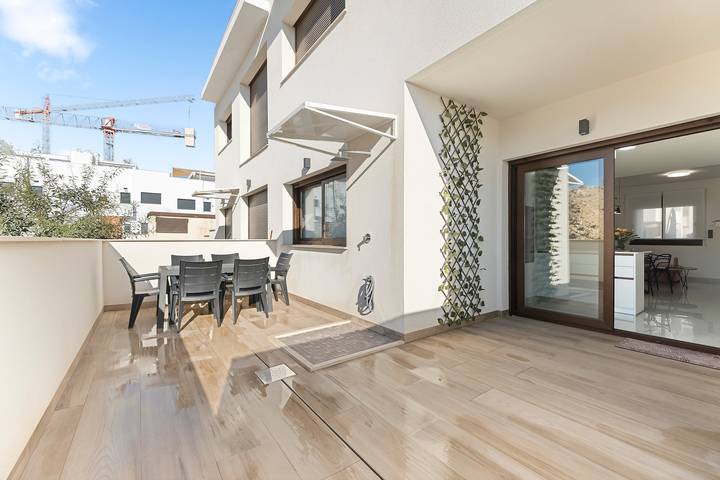Geheel appartement, Appartement 'Costa Casa Fens' met Gedeeld Zwembad, Wi-Fi en Airconditioning in Torrevieja, Costa Blanca