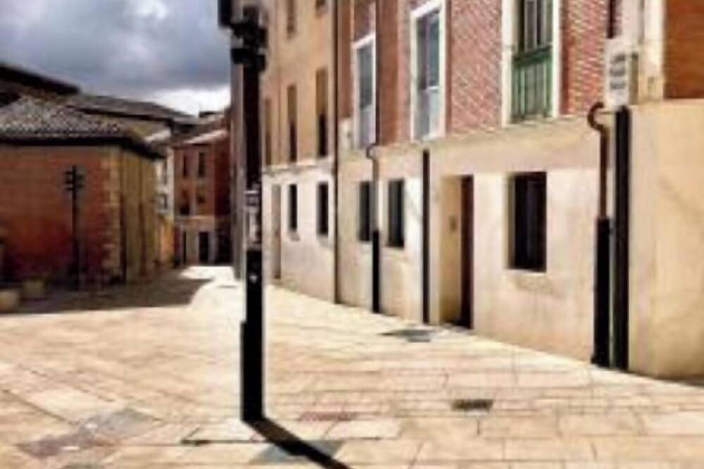 Entire apartment, Window to Santa Maria in Burgos, Burgos Province