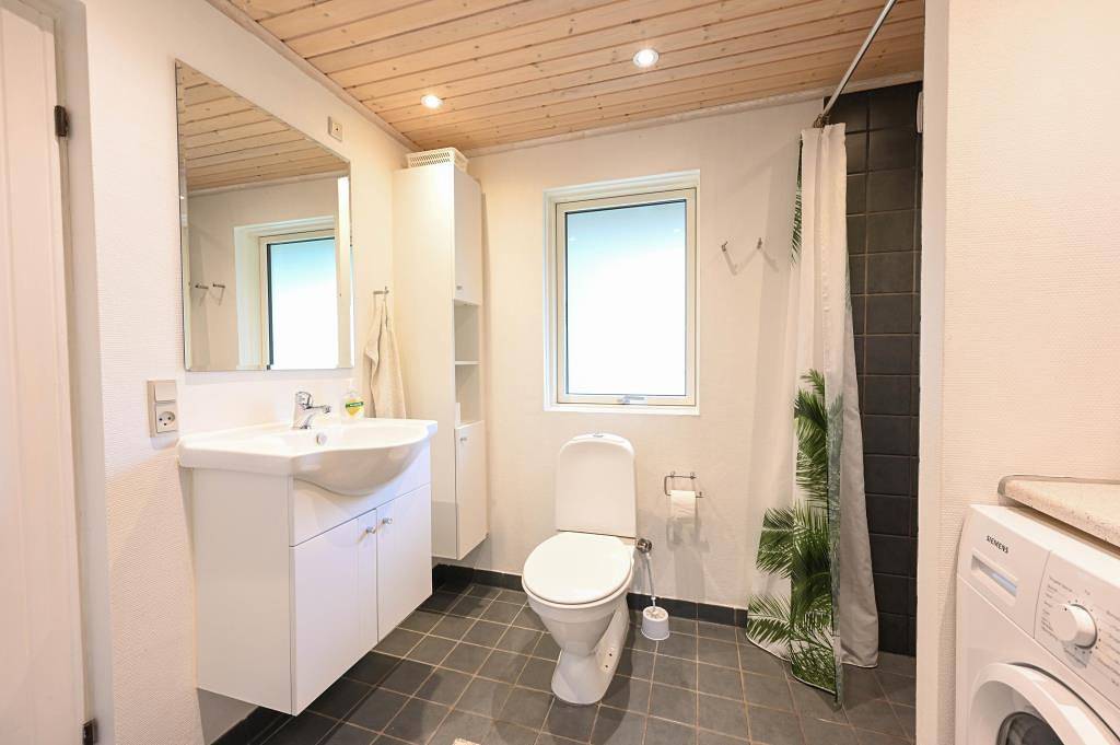 Gut geschützt liegendes Ferienhaus mit Reetdach und Sauna in Ulfborg, Holstebro und Umgebung