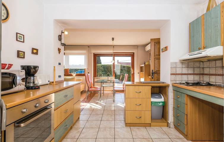 Ganze Ferienwohnung, Charmantes Apartment mit Terrasse, Parkplatz und WLAN – 2 km vom Strand von Kantrida entfernt in Rijeka, Primorje-Gorski Kotar