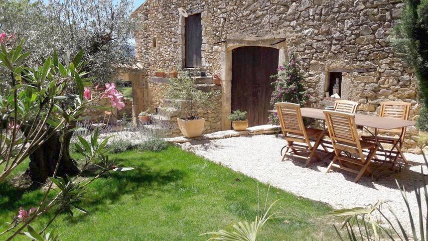 Gîte pour 2 personnes, avec vue ainsi que piscine et jardin à Saint-Montan - 2