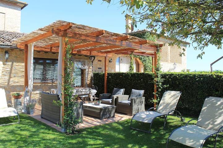 Vacation rental for 4 people, with pool and garden, with pets in Siena