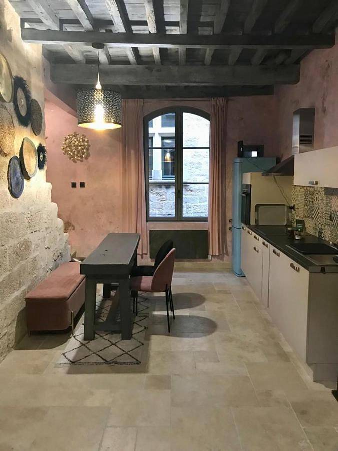 Location de vacances pour 4 personnes, avec vue et balcon dans Place aux Herbes - 2