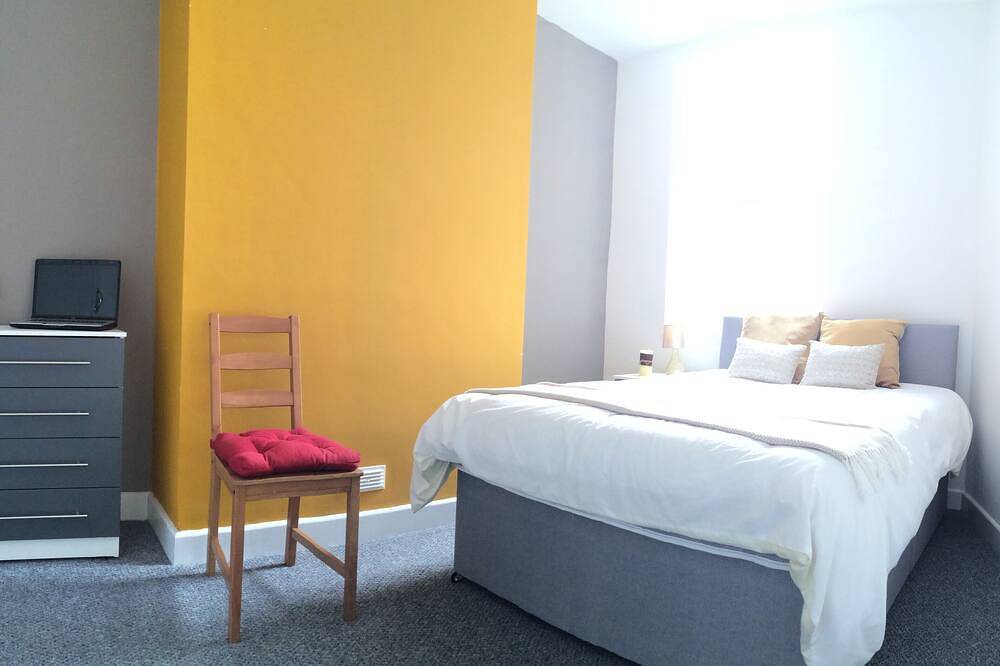 Whole-Ferienhaus-Eigenes Badezimmer in Crewe, Cheshire East